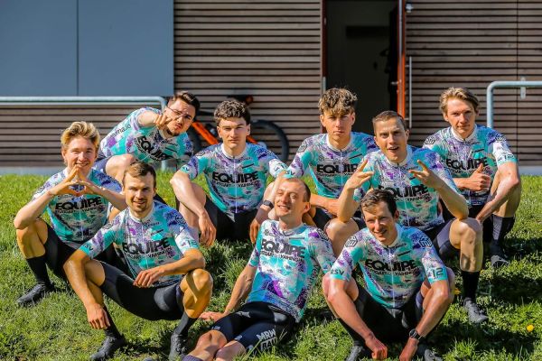 EQUIPE Stuttgart – Szene: Teamfoto auf der Wiese Radsport Team EQUIPE Stuttgart – Teamfoto auf der Wiese